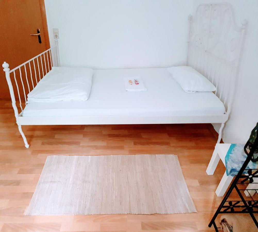 Budget Rooms In Halle With Shared Bathroom, Free Wifi, Netflix & Ipad Ngoại thất bức ảnh