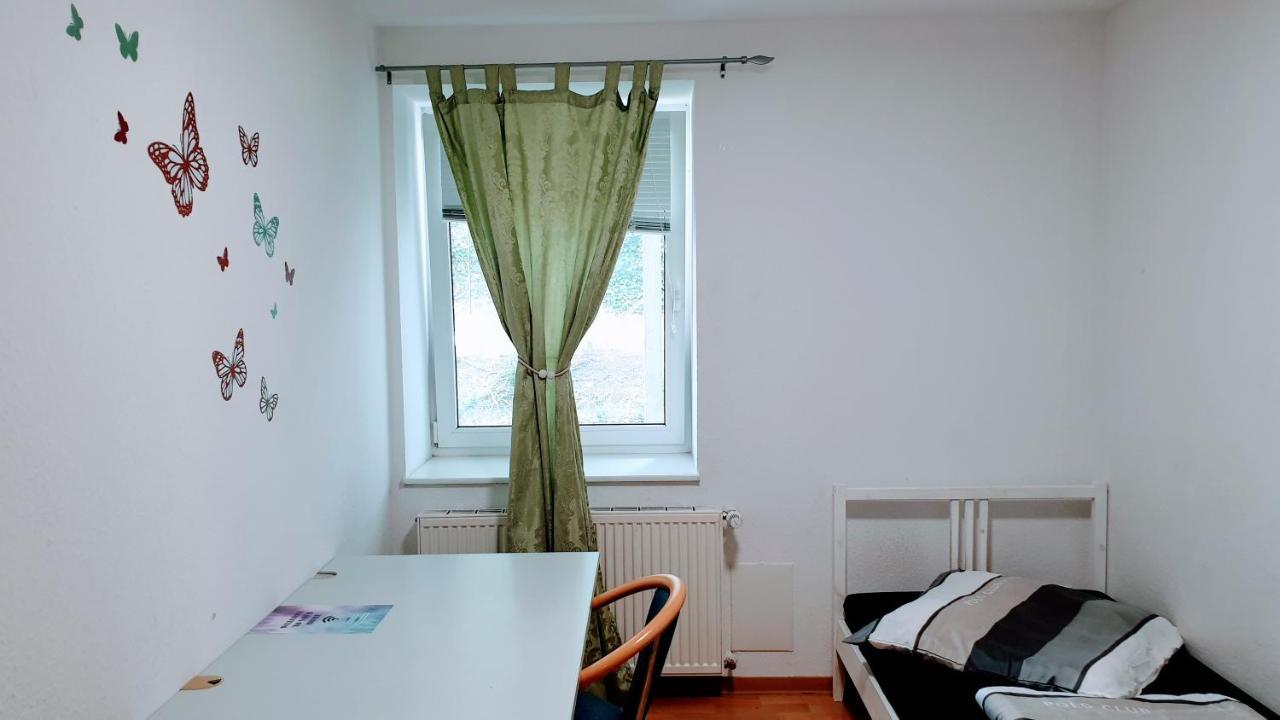 Budget Rooms In Halle With Shared Bathroom, Free Wifi, Netflix & Ipad Ngoại thất bức ảnh