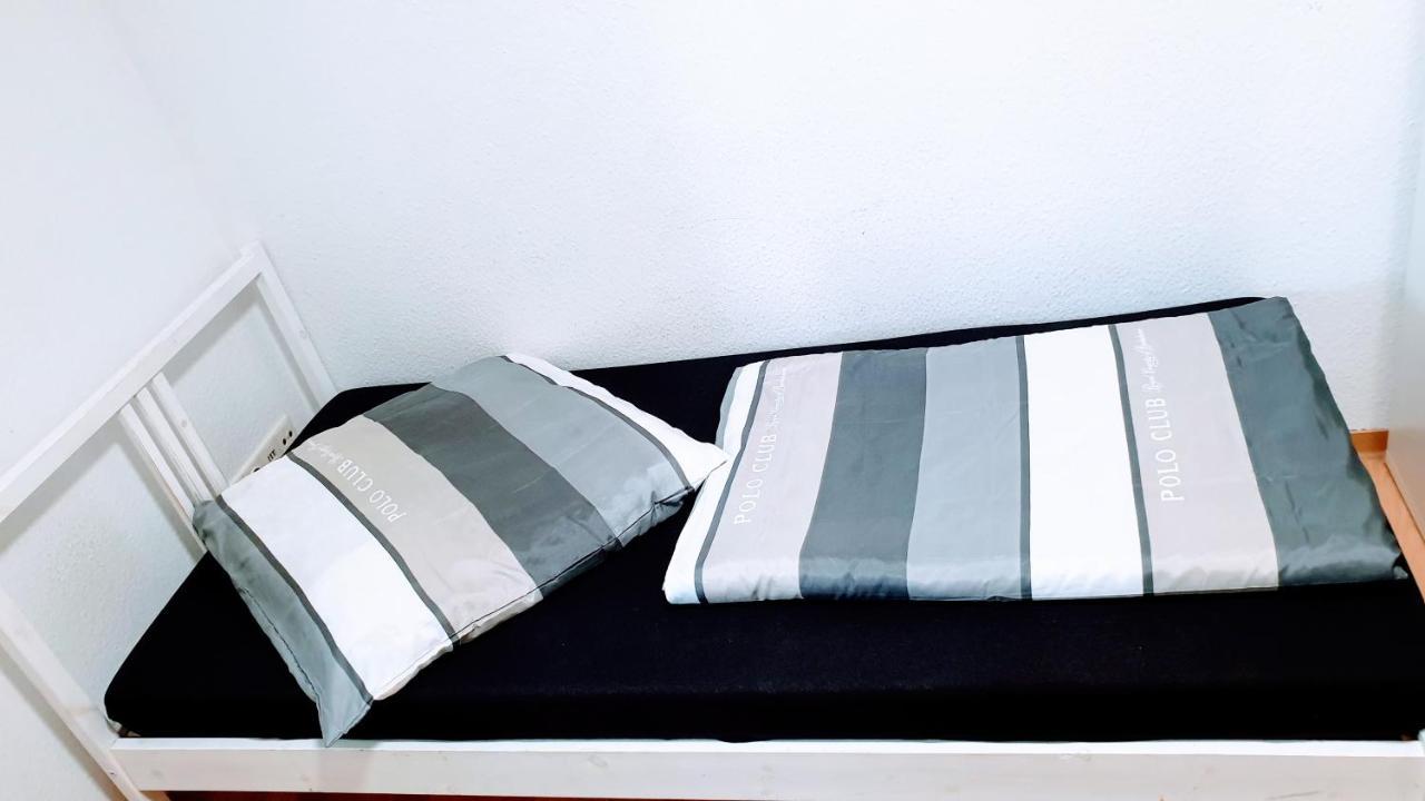 Budget Rooms In Halle With Shared Bathroom, Free Wifi, Netflix & Ipad Ngoại thất bức ảnh